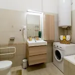 Exlcusive & Located By Prestige Homes Apartament