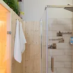 Exlcusive & Located By Prestige Homes Apartament